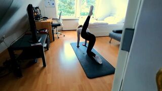 Tinédzser fitnesz fiatalasszony ujjazza magát, majd keményen megbasszák