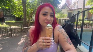 Vörös latina csajszika csipázza a fagylaltot, végül a farkamat orálozza