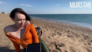 A ringyó felajzott az interaktív játéktól és szopott a strandon