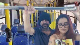 Diáklányt megdugja hátulról egy idegen a buszon!