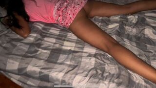 A bátyám haverja otthon marad, bejön a szobámba, megkúrelja a pinámat és belelő a bugyimba