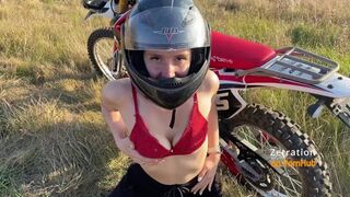 Ellenállhatatlan motoros kiscsaj szopja a motorost az enduro mezőn