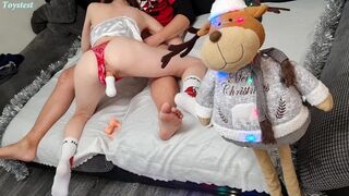 Zsenge amatőr kisasszony megmutatja, hogyan kívánja a vad hármast műfütyivel kezdve