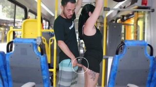 Érett csávó dörzsöli és kiveri a barnára a buszon, amíg el nem élvez