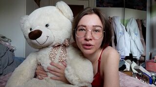 A legkrémesebb fiatal nindzsó a bolygón kúrel egy plüssmacival