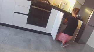 Szenvedélyes házastárs a szomszéddal szexel a konyhában - igazi megcsalás