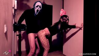 Maszkos őrült keményen megreszeli a néger csajszikát a tükör előtt - halloween szerepjáték fétis páros játék