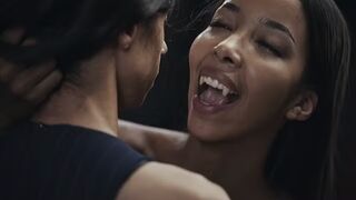 Ebony Vampire Mistress Lia Lin elcsábít egy spanyol bazinagy kannás fiatal kisasszonyt a Vampired könyörtelen domina játékában
