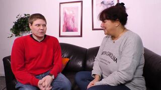 Vörös hajú milf orbitális mellekkel cidázza a fügyit és hagyja hogy keményen megdugják