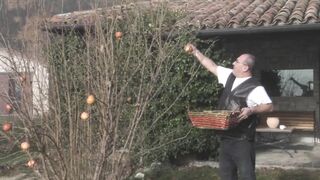 Dögös világos szőke fiatal amatőr hátsó nyílásba kurelva és szájba lőve nagyméretű farasszal