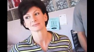 Sharon Mitchell feleségként leszopja és popóba veszi Mark Wood farkát retro stílusban