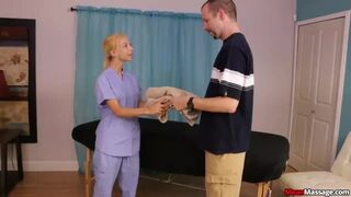 Világos Szőke tinédzser brutális boldog befejezést kínál ügyfelének a Nookiesnál