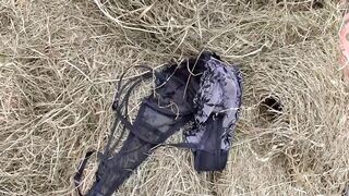 Méretes valagú öreg nő leszopja a paraszt farkát a disznóólban