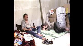 Világos Szőke milf lecummantja le a merev hímtagot egy izgatott férfinak retro stílusban